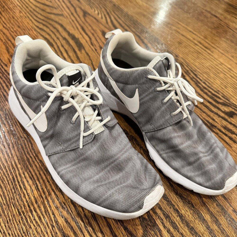 Nike Roshe Athletic Sneakers - Gray/White - Size 7.5